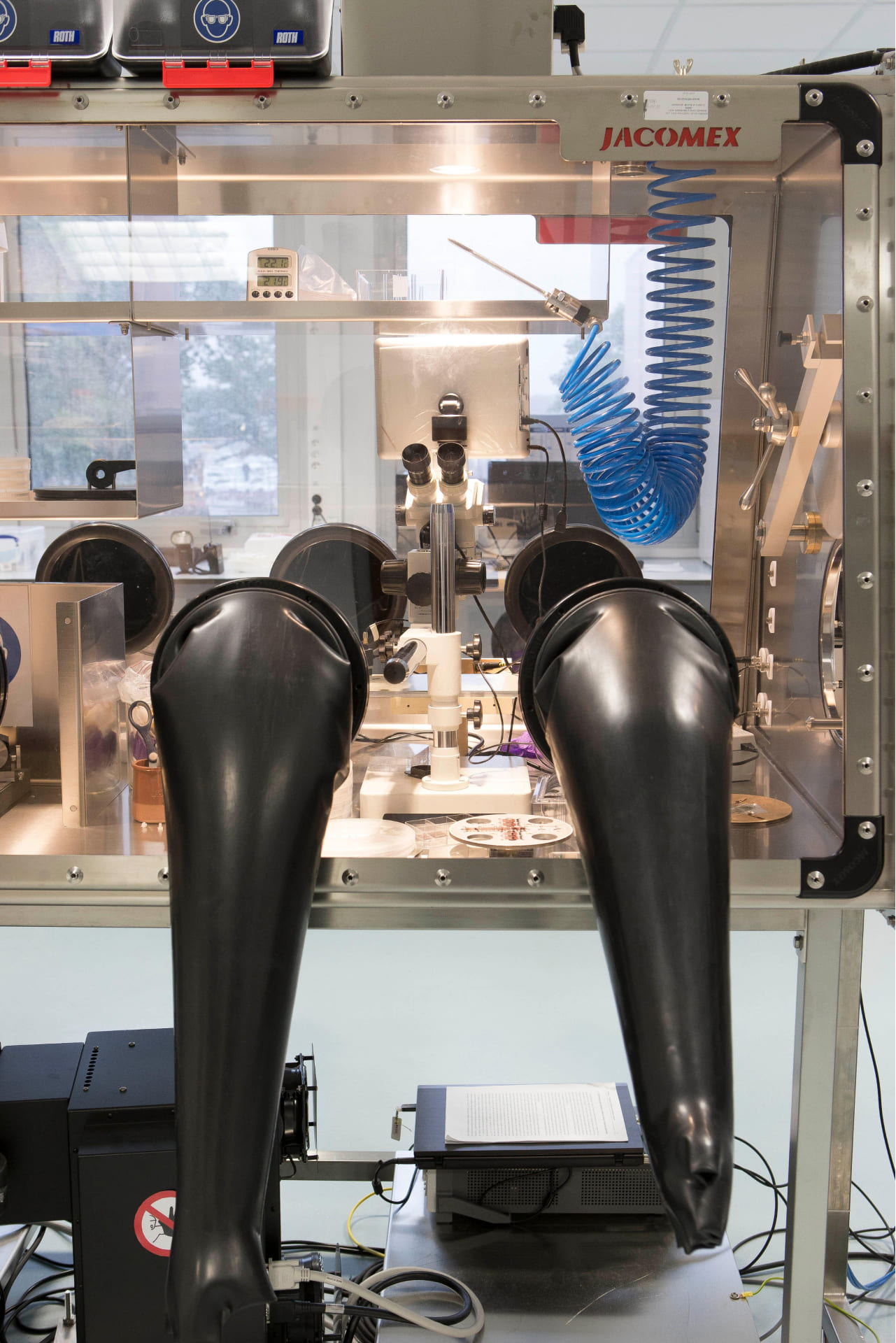 Boîte à gants pour l'inspection et le test des éléments de batterie