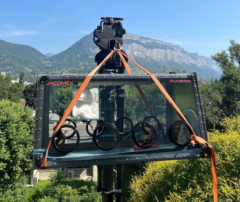 Une boîte à gants entre ciel et montagnes